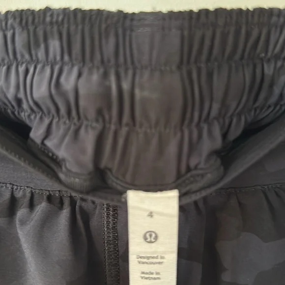 Like NEW Lululemon Hotty Hot Deep Coal Black Camo 2.5” low rise Shorts Size 4 - Picture 6 of 6